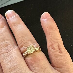 Radiant Gold Ring with Sparkling Gemstone